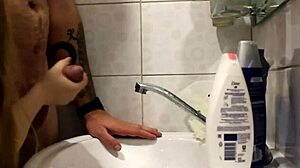 用有趣动漫方式帮他解决早晨勃起