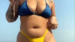 抓住他的鸡巴让他摸我的穴，想加入吗？