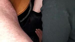 谈论那个偷偷的手淫深喉，她吞下一切，我在红发户外射精公共成熟恋物办公室动漫中疯狂享受