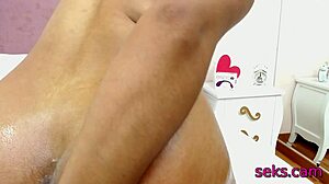 Singles cam star tries out anal toys alone