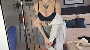 colegiala otaku tiktoker se calienta con manga japonés en trailer