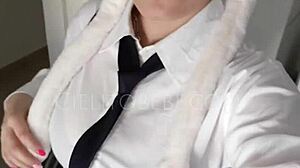 colegiala otaku tiktoker se calienta con manga japonés en trailer