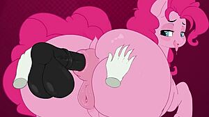 Pinkipie 大屁股在Hentai动作中展示巨大翘臀，给狂热粉丝