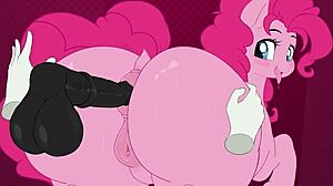 Pinkipie 大屁股在Hentai动作中展示巨大翘臀，给狂热粉丝