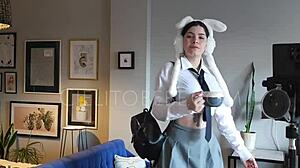 colegiala otaku tiktoker se calienta con manga japonés en trailer