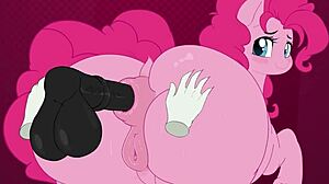 Pinkipie 大屁股在Hentai动作中展示巨大翘臀，给狂热粉丝