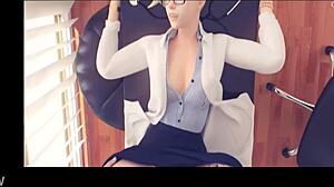 Hentai Sarışın Kızı Parmaklayıp POV Mastürbasyonda Azdırıyor