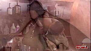 在这个酒吧，吧台供应美臀