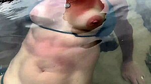 熟女在公共海滩手淫大鸡巴射精动画