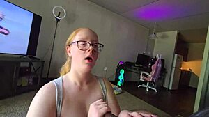 我最好的朋友的老婆在他不在家时吸我的鸡巴