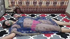 Lund ki payasi aunty sexy dress pehn k apny yar ka wait kr rahi thi phr kia yar ny chod chod k gand pani sy bhar d