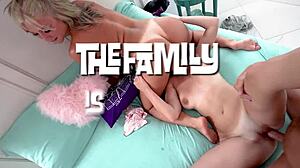 他勒索继姐妹玩脱衣扑克。