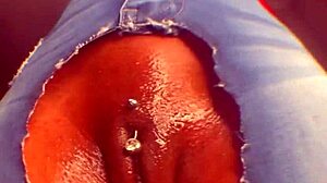 在这个 glory hole 幻想中，女巫好奇地探索男人的阴茎