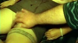 Cesur Latin fahişe Uber'de kamusal parmaklama ve mastürbasyon