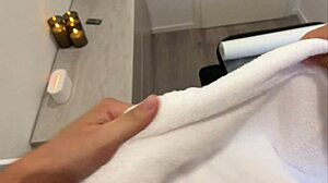 她温柔手滑过他身但鸡巴忍不住狂跳